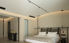 Modernes Hotelzimmer mit Doppelbett und stilvoller Beleuchtung.