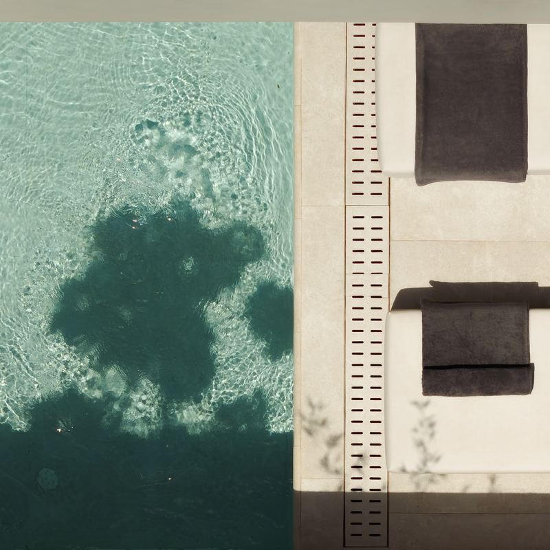 Pool mit Liegen und Tisch von oben fotografiert