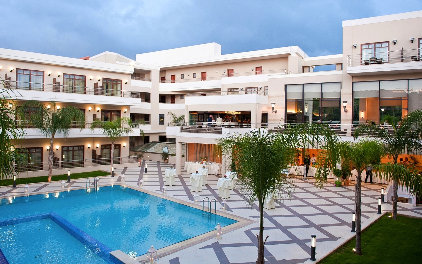 Hotelresort mit Pool, umgeben von Palmen auf Kreta.