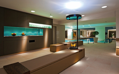 Hotelbar mit moderner Innenausstattung und beleuchtetem Regal.