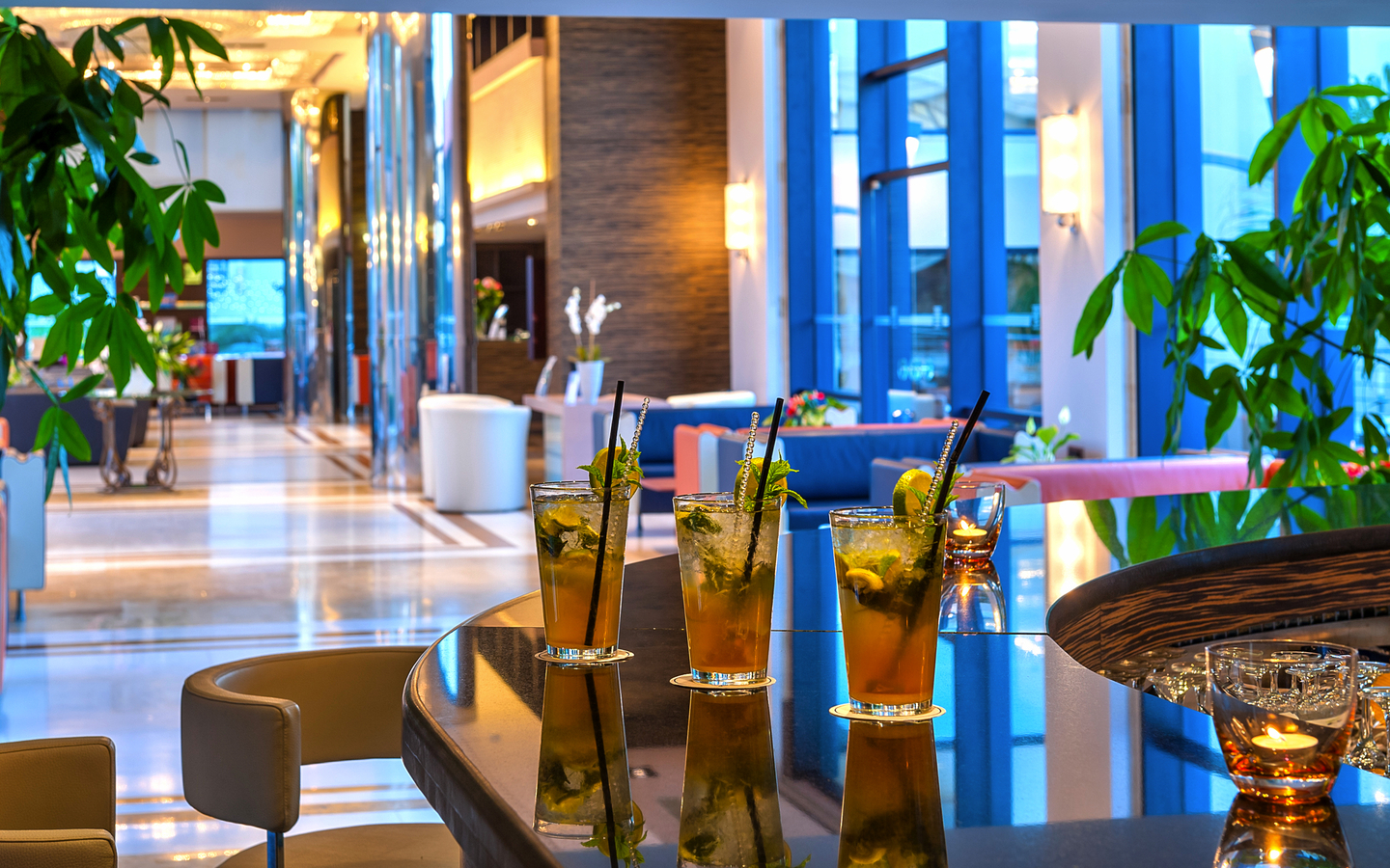 Hermes Lounge Bar im Hotel Porto Platanias mit Cocktails und moderner Einrichtung.