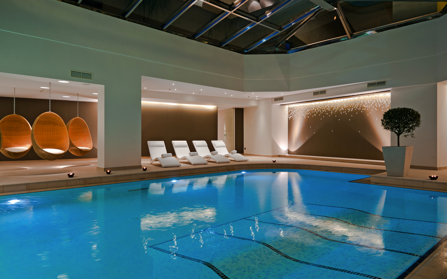 Innenpool mit Liegestühlen im Hotel Porto Platanias Beach Resort, Kreta.