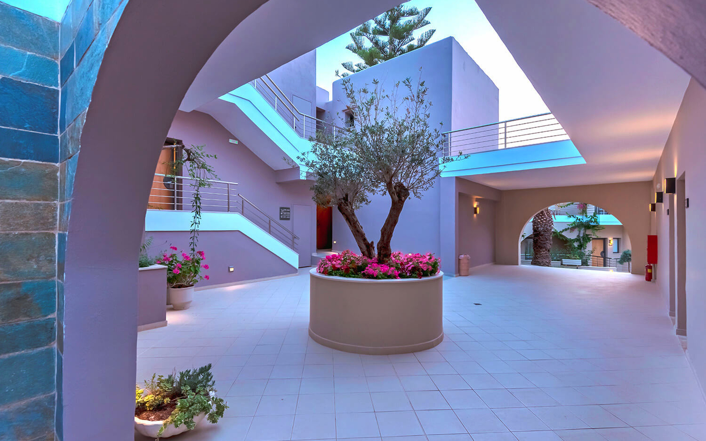 Innenhof mit Pflanzen und Treppen im Hotel Porto Platanias Village Resort auf Kreta.