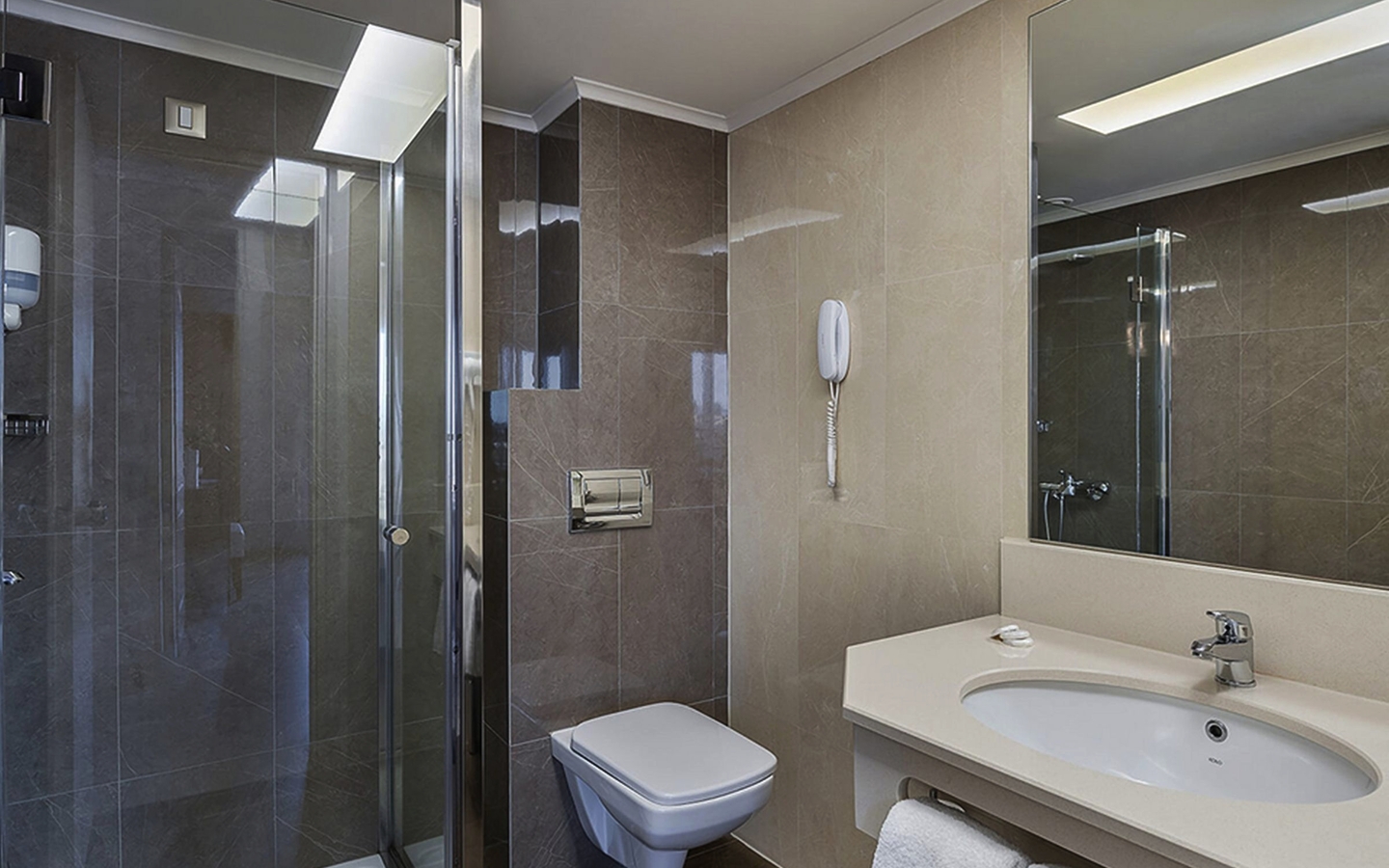 Modernes Badezimmer mit Dusche, Waschbecken und Spiegel.