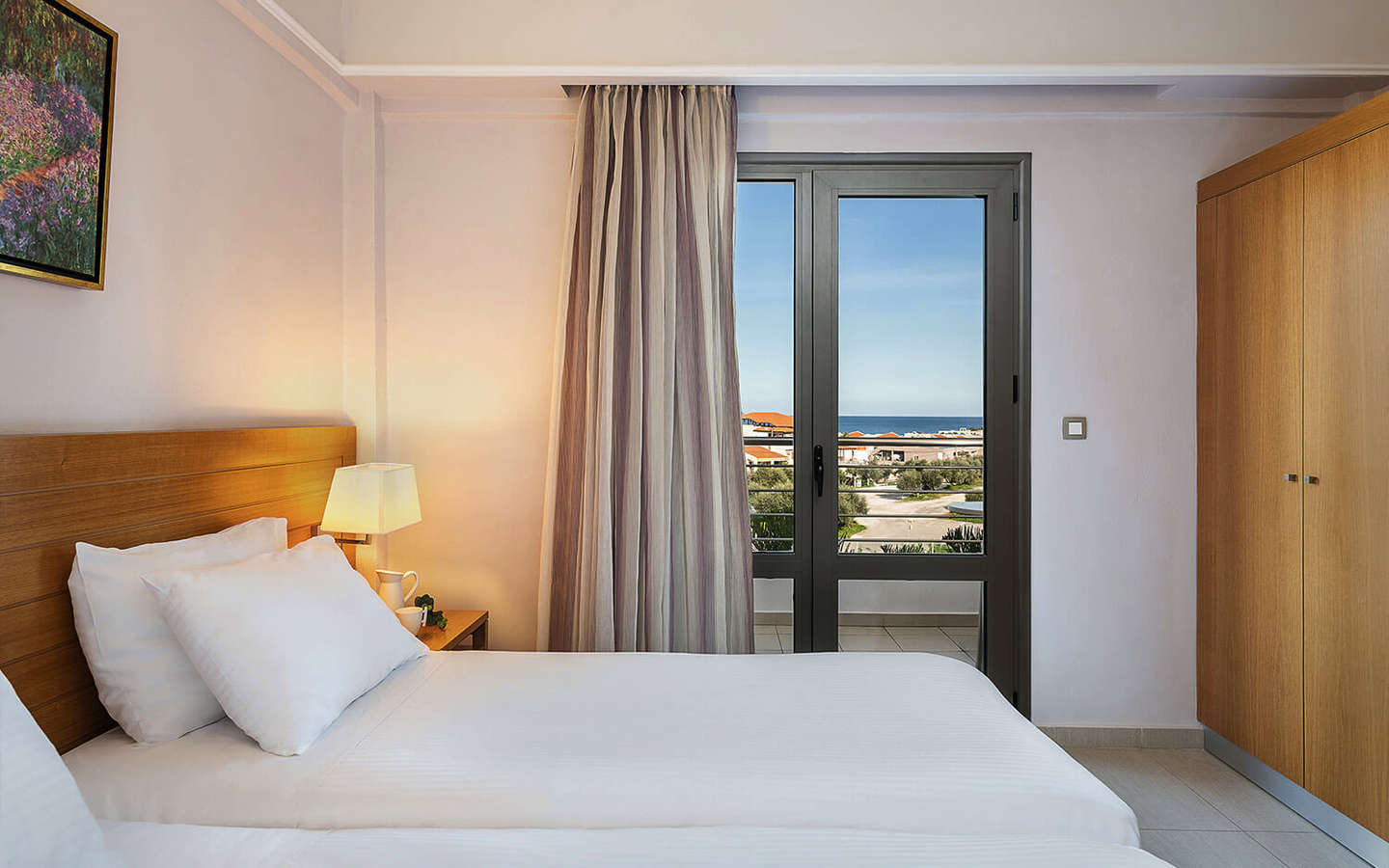 Zweibettzimmer mit Meerblick im Hotel Porto Platanias Village Resort in Kreta, Griechenland.