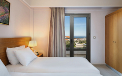 Zweibettzimmer mit Meerblick im Hotel Porto Platanias Village Resort in Kreta, Griechenland.