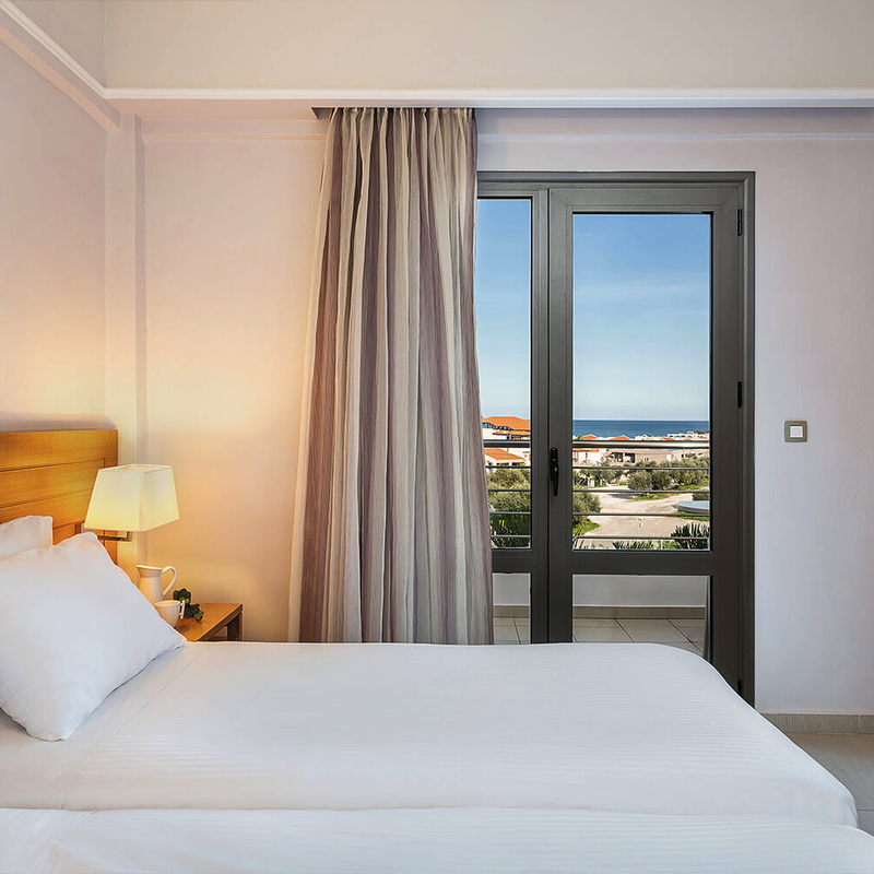 Zweibettzimmer mit Meerblick im Hotel Porto Platanias Village Resort in Kreta, Griechenland.