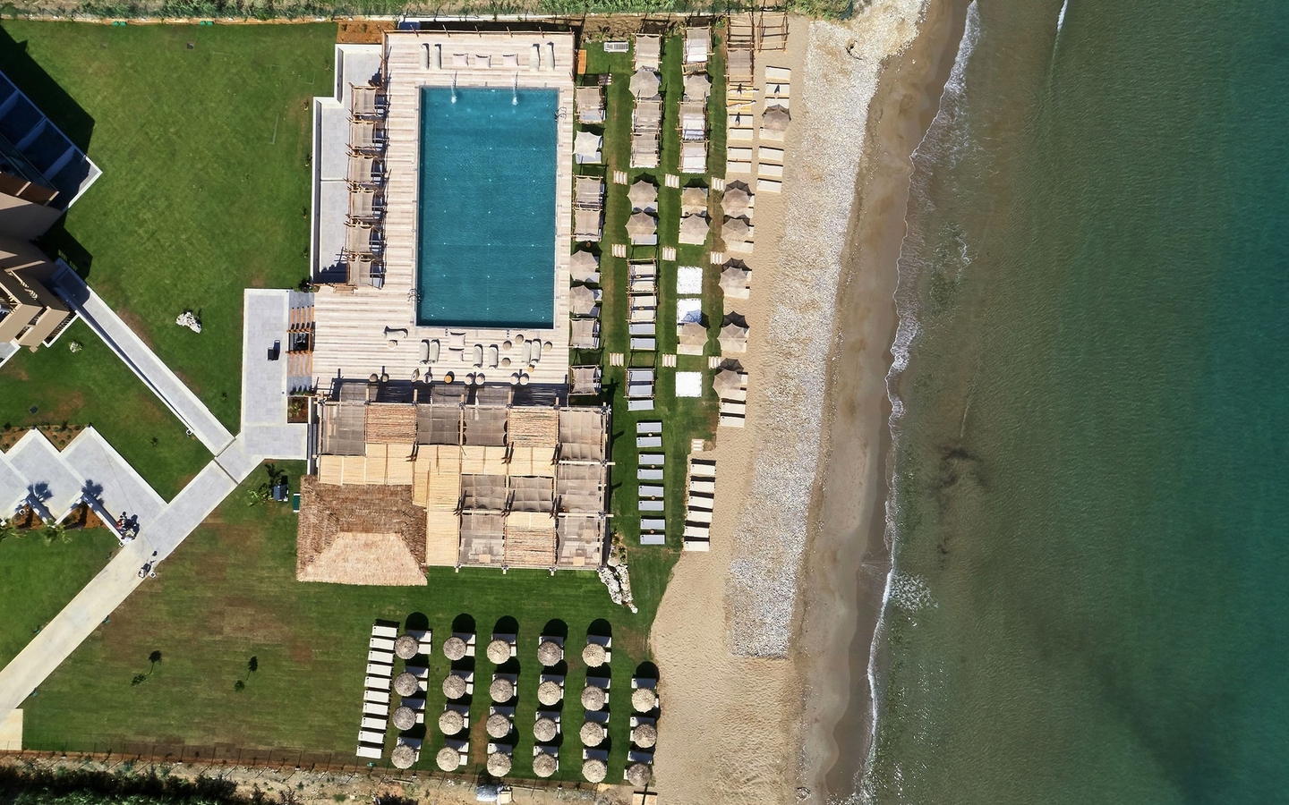 Luftaufnahme eines Hotelresorts mit Pool und Strand auf Kreta.