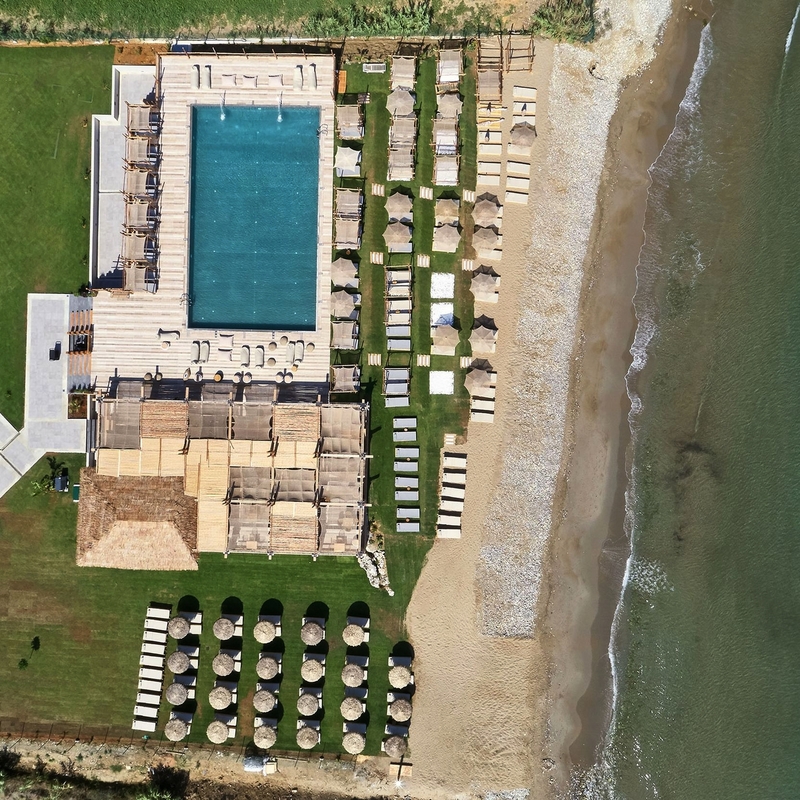 Luftaufnahme eines Hotelresorts mit Pool und Strand auf Kreta.