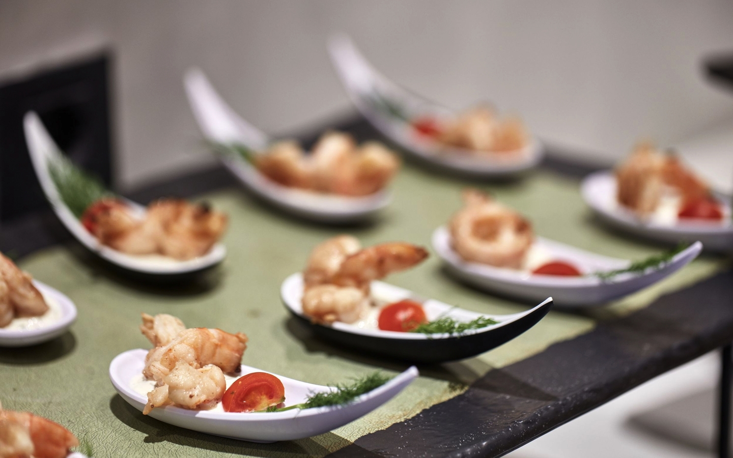 Elegante Vorspeisen auf kleinen Tellern angerichtet.