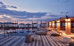 Hotelterrasse mit Pool und Meerblick bei Sonnenuntergang auf Kreta.