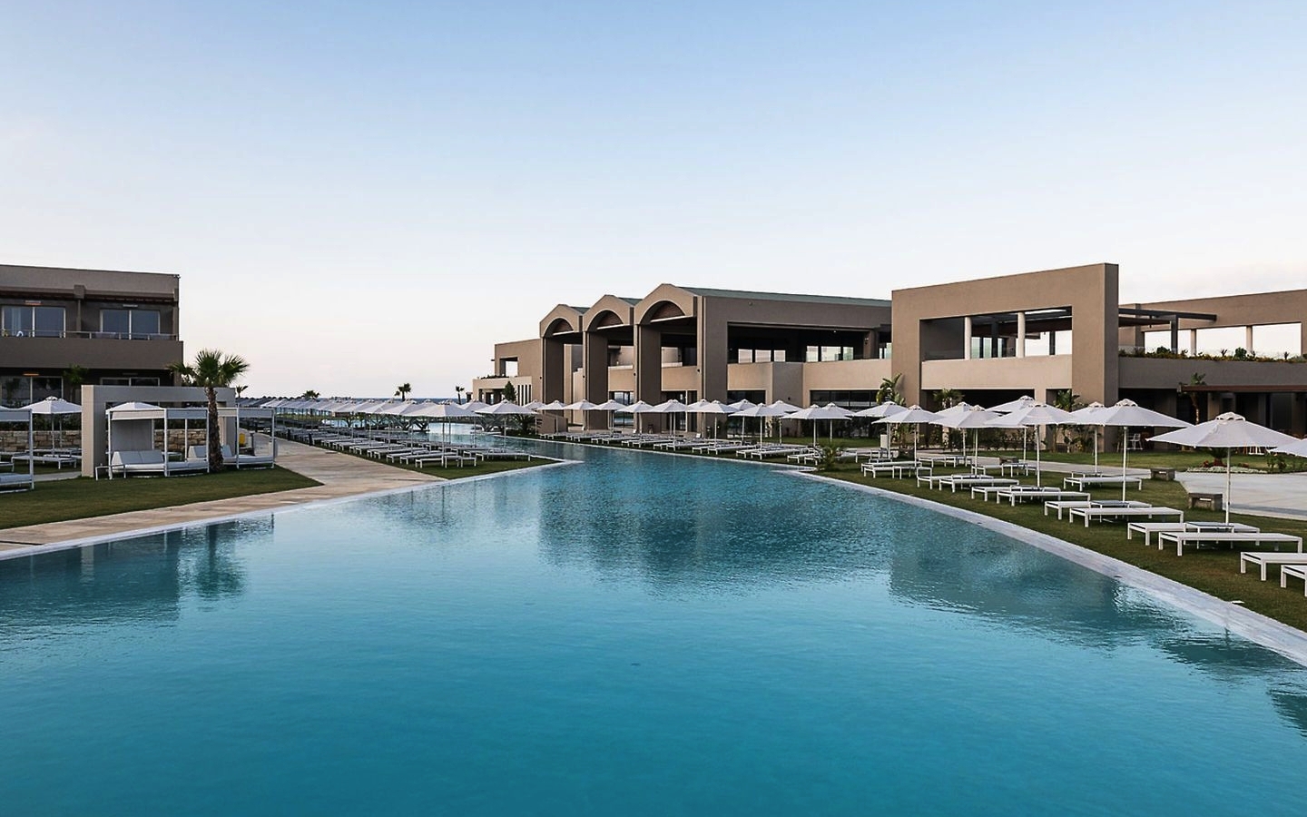 Außenansicht des Euphoria Resorts auf Kreta, mit großem Pool und Gebäuden im Hintergrund.