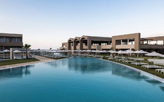 Außenansicht des Euphoria Resorts auf Kreta, mit großem Pool und Gebäuden im Hintergrund.