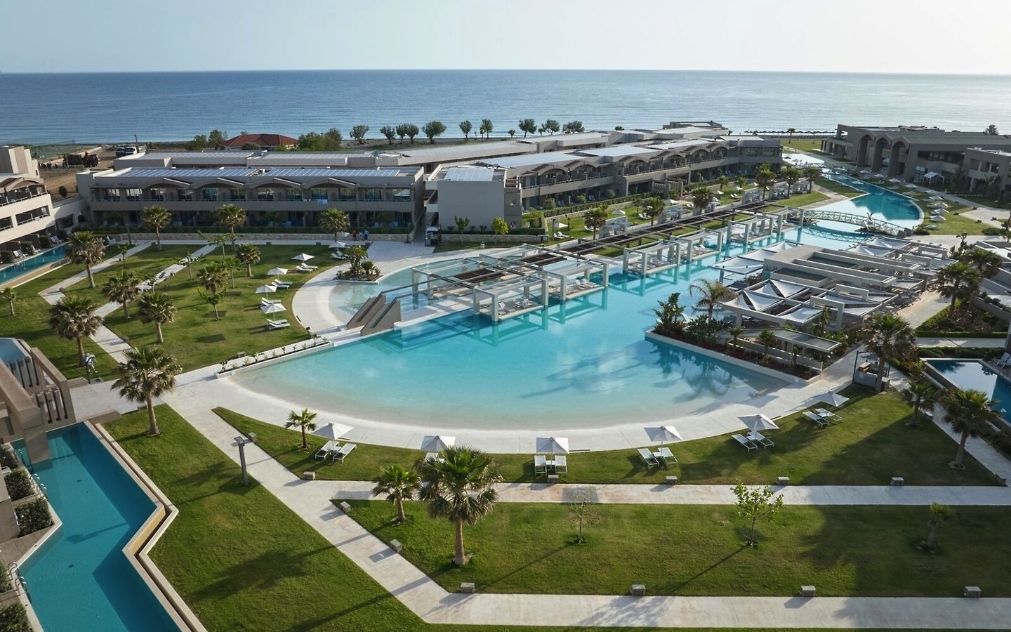 Luftaufnahme eines Resorts mit Pool und Meerblick auf Kreta, Griechenland.