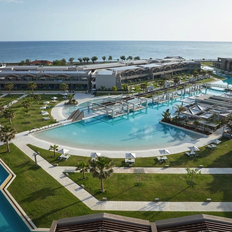 Luftaufnahme eines Resorts mit Pool und Meerblick auf Kreta, Griechenland.