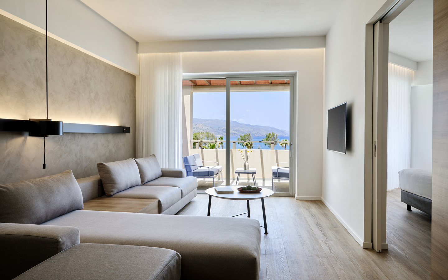 Familiensuite mit seitlichem Meerblick und moderner Einrichtung auf Kreta.