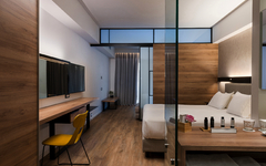 Junior Suite im Euphoria Resort, Kreta, mit modernem Design und Poolblick.