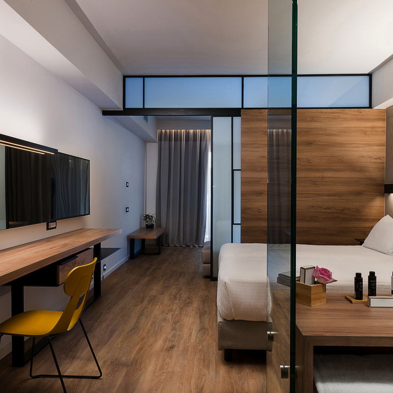 Junior Suite im Euphoria Resort, Kreta, mit modernem Design und Poolblick.