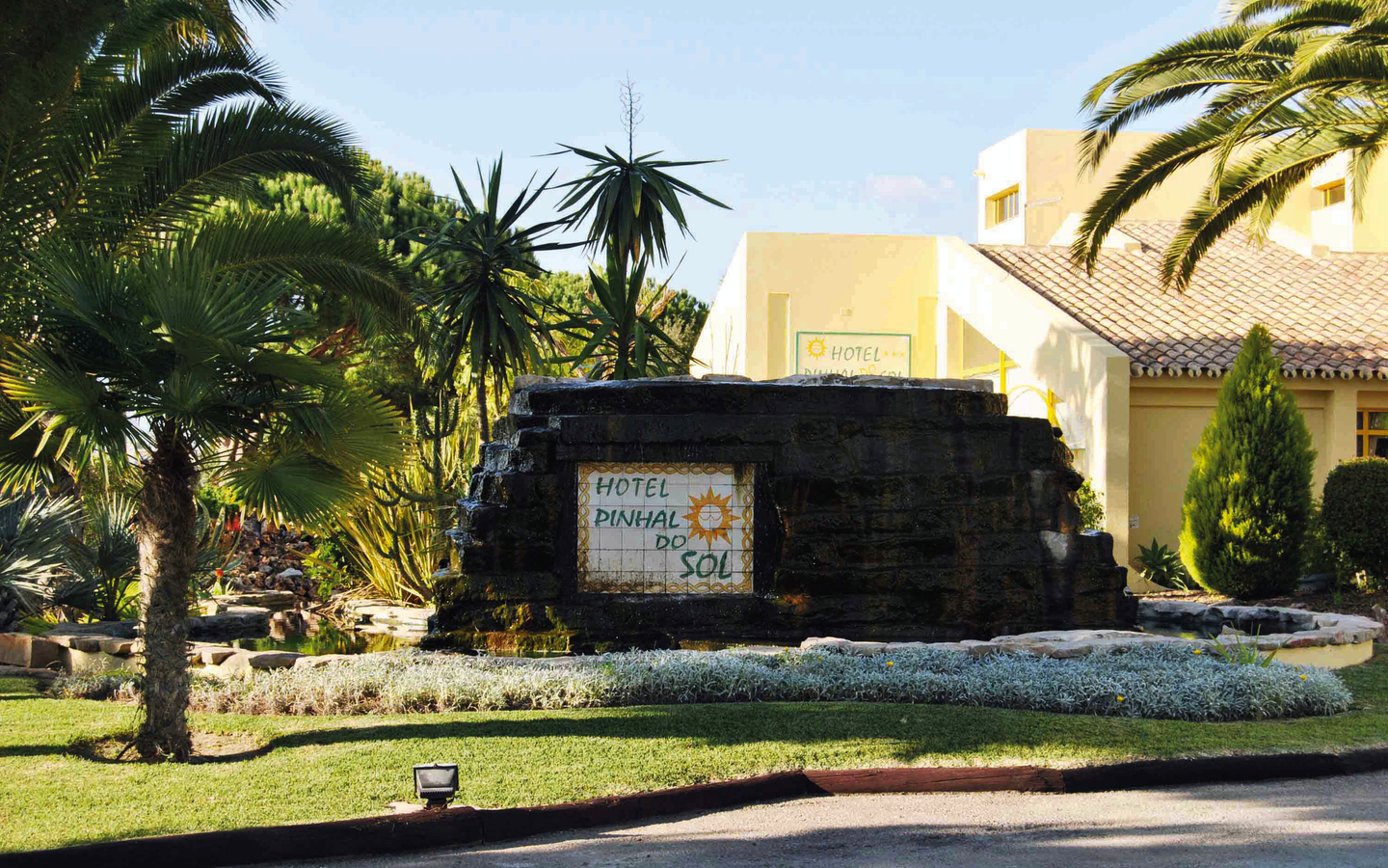 Hoteleingang mit Schild 