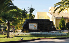 Hoteleingang mit Schild 