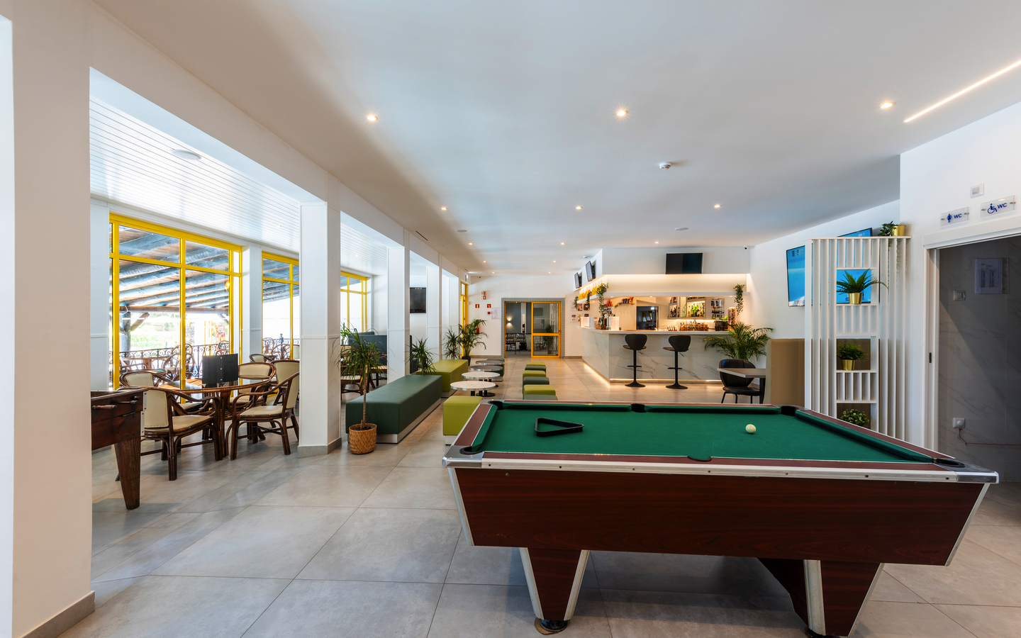 Barbereich mit Billardtisch im Hotel Pinhal do Sol, Algarve, Portugal.