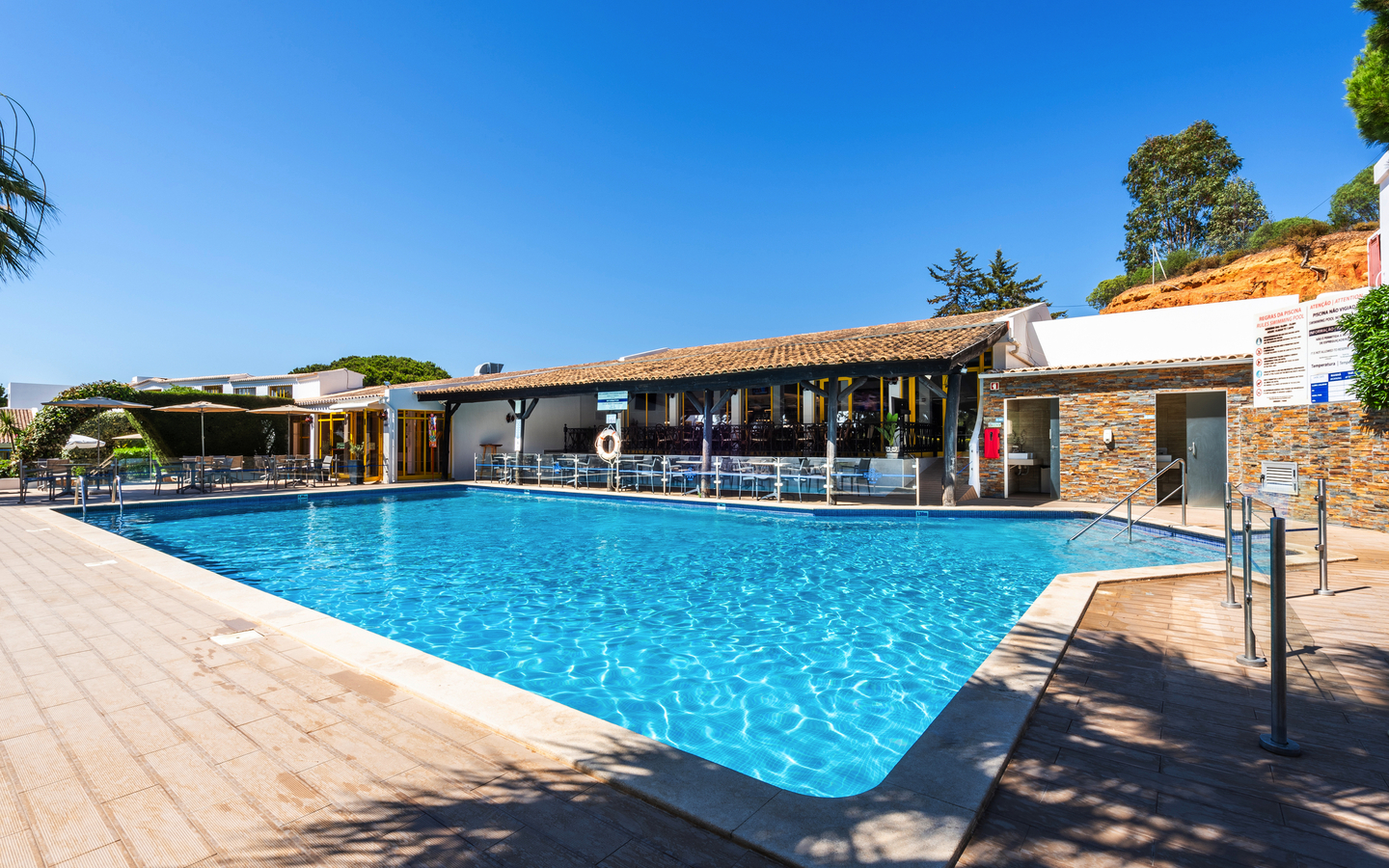 Außenpool des Hotel Pinhal do Sol in der Algarve an einem sonnigen Tag.