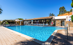 Außenpool des Hotel Pinhal do Sol in der Algarve an einem sonnigen Tag.