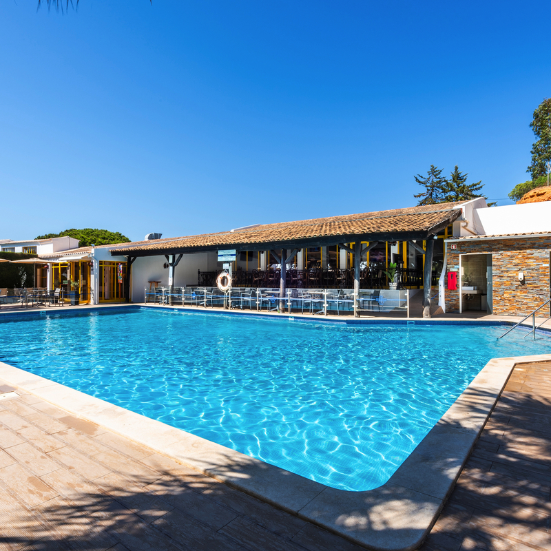 Außenpool des Hotel Pinhal do Sol in der Algarve an einem sonnigen Tag.