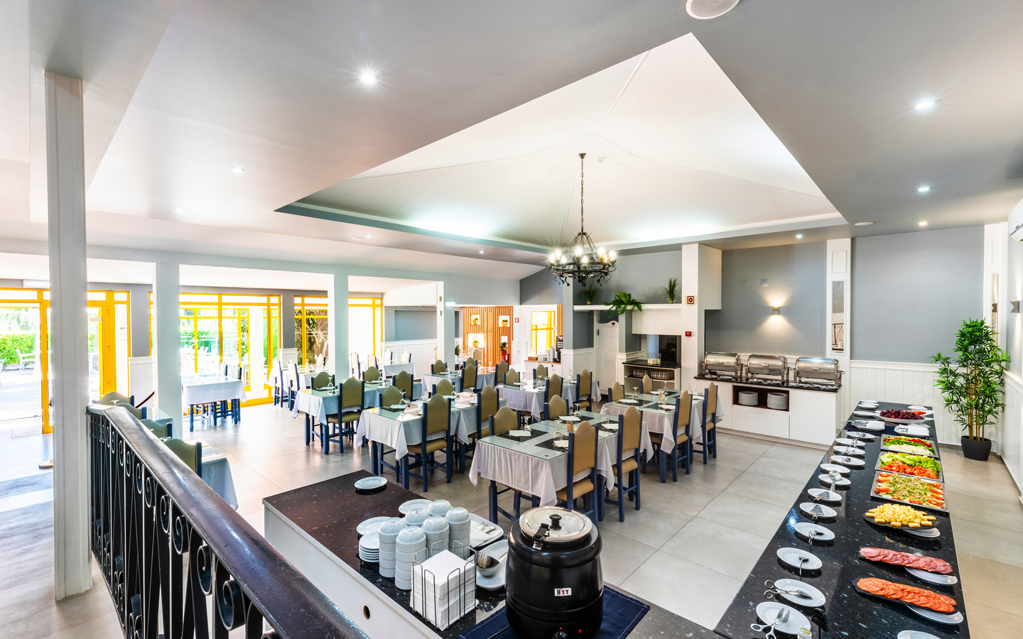 Heller Speisesaal mit gedeckten Tischen und Buffet im Hotel Pinhal do Sol.