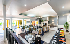 Heller Speisesaal mit gedeckten Tischen und Buffet im Hotel Pinhal do Sol.