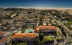 Luftaufnahme des Hotels Vila Galé Atlântico in Algarve, Portugal, nahe dem Strand.