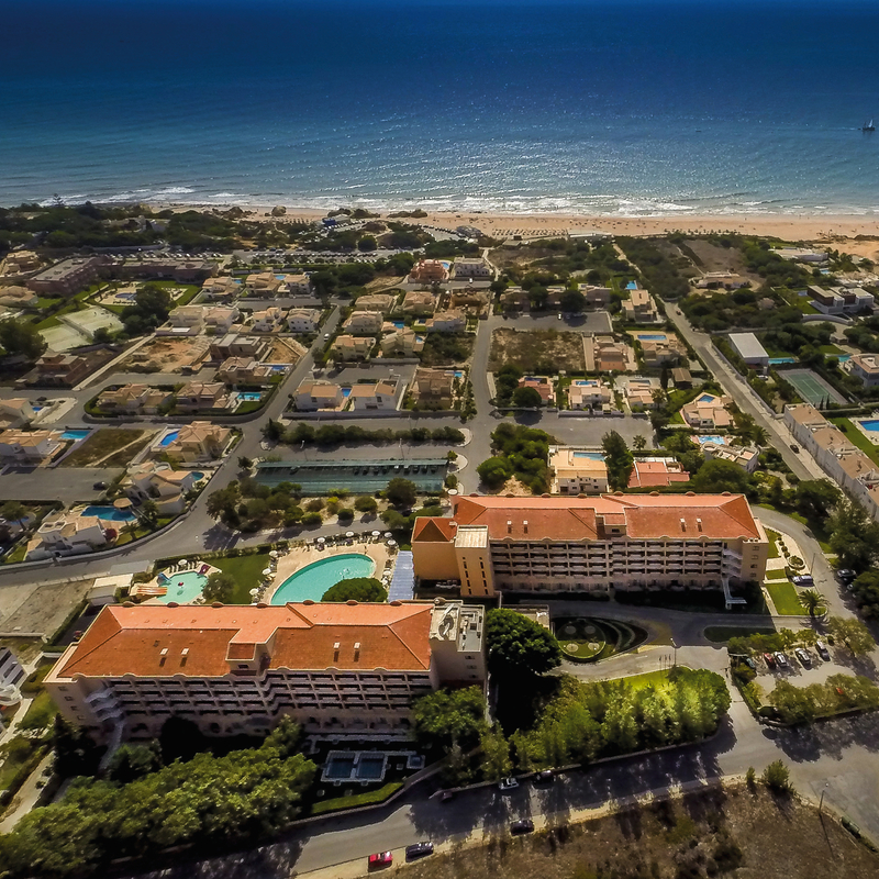 Luftaufnahme des Hotels Vila Galé Atlântico in Algarve, Portugal, nahe dem Strand.