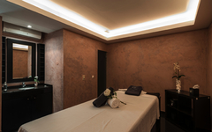 Massageraum im Hotel Vila Galé Atlântico, Algarve, mit Liege und Handtüchern.