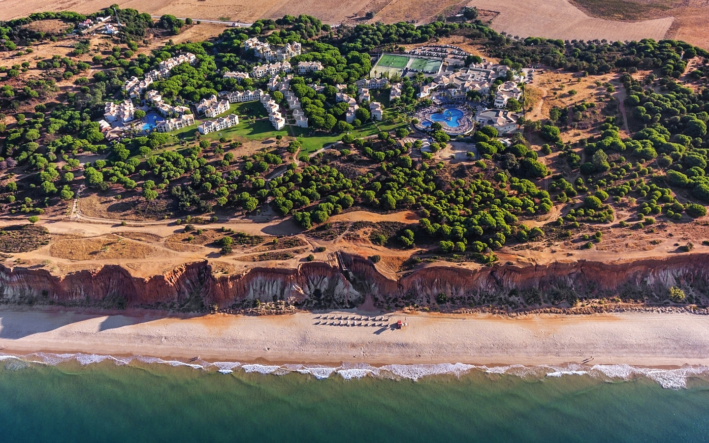 Luftaufnahme des Adriana Beach Club Resorts an der Algarve in Portugal.