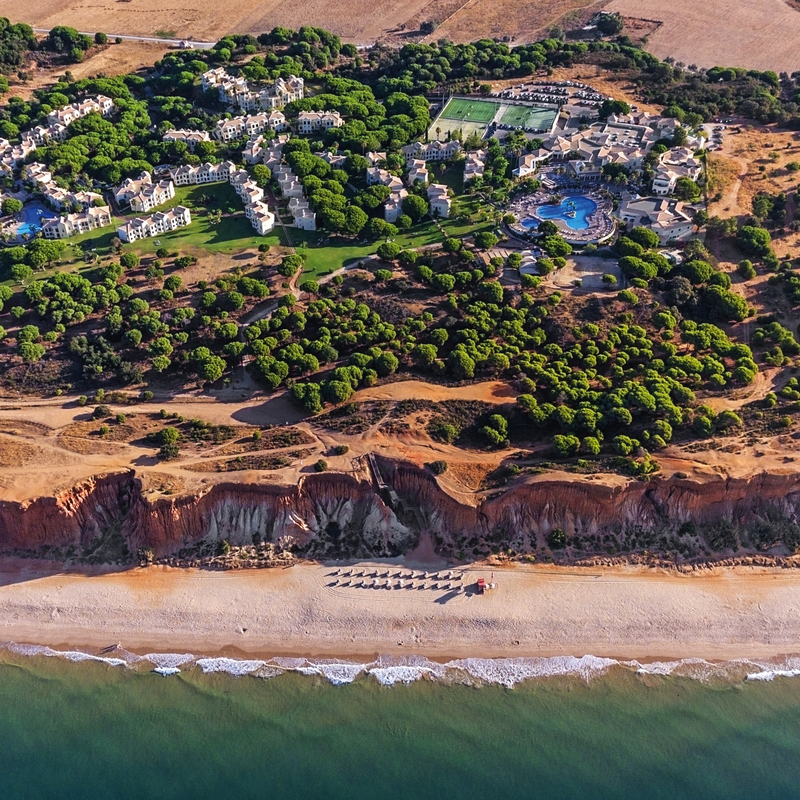 Luftaufnahme des Adriana Beach Club Resorts an der Algarve in Portugal.