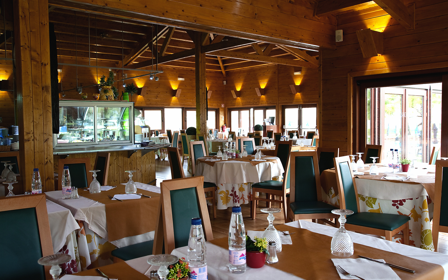 Restaurant mit gedeckten Tischen und Holzeinrichtung im Adriana Beach Club Resort.