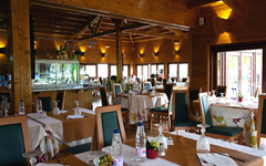 Restaurant mit gedeckten Tischen und Holzeinrichtung im Adriana Beach Club Resort.