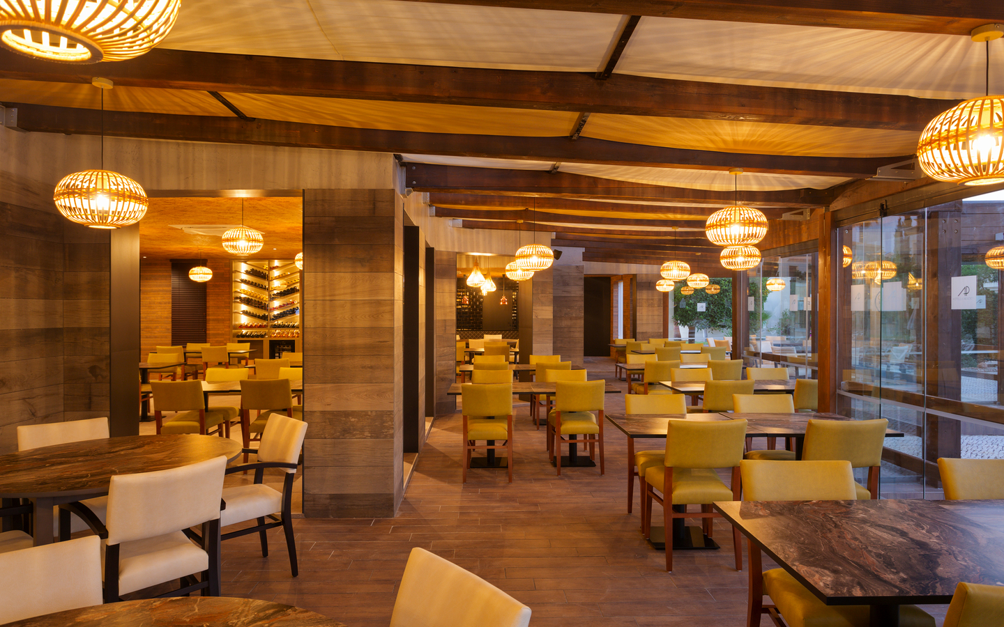 Innenraum des Restaurants Celeiro im Adriana Beach Club Resort, Algarve, mit Holzakzenten.
