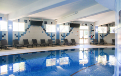 Innenpoolbereich des Adriana Beach Club Resorts in der Algarve, Portugal