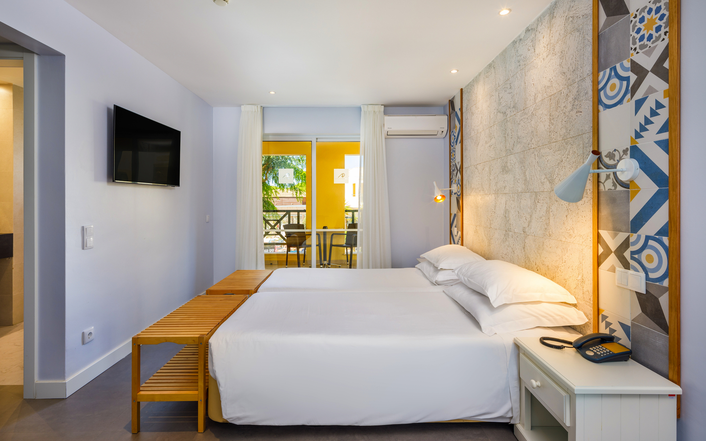 Standard-Zweibettzimmer im Adriana Beach Club Resort, Algarve, mit modernem Interieur.