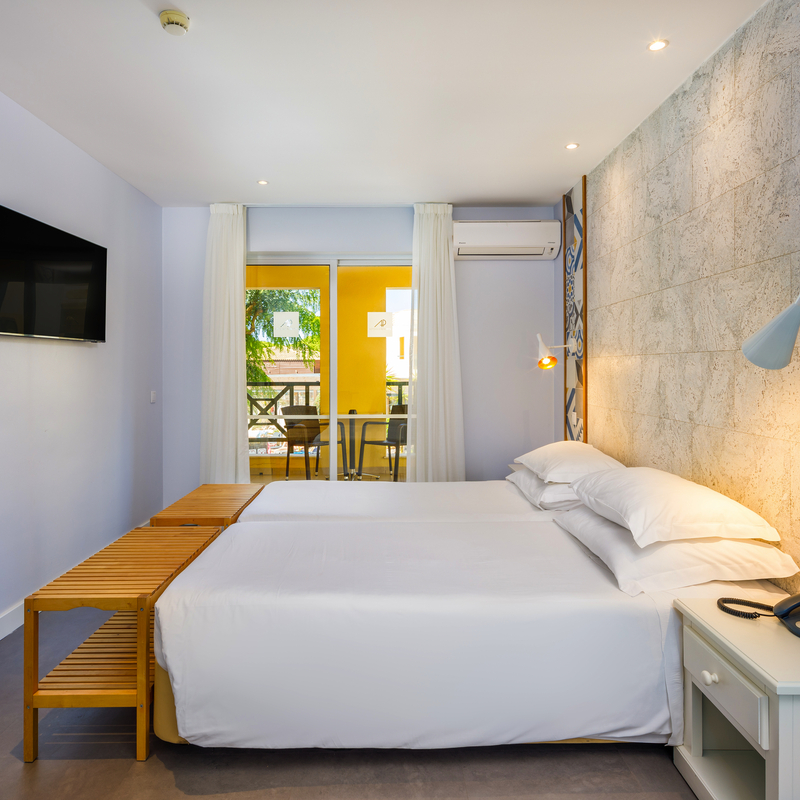 Standard-Zweibettzimmer im Adriana Beach Club Resort, Algarve, mit modernem Interieur.