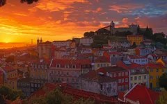 Lissabon bei Sonnenuntergang mit Altstadt und Burg im Hintergrund