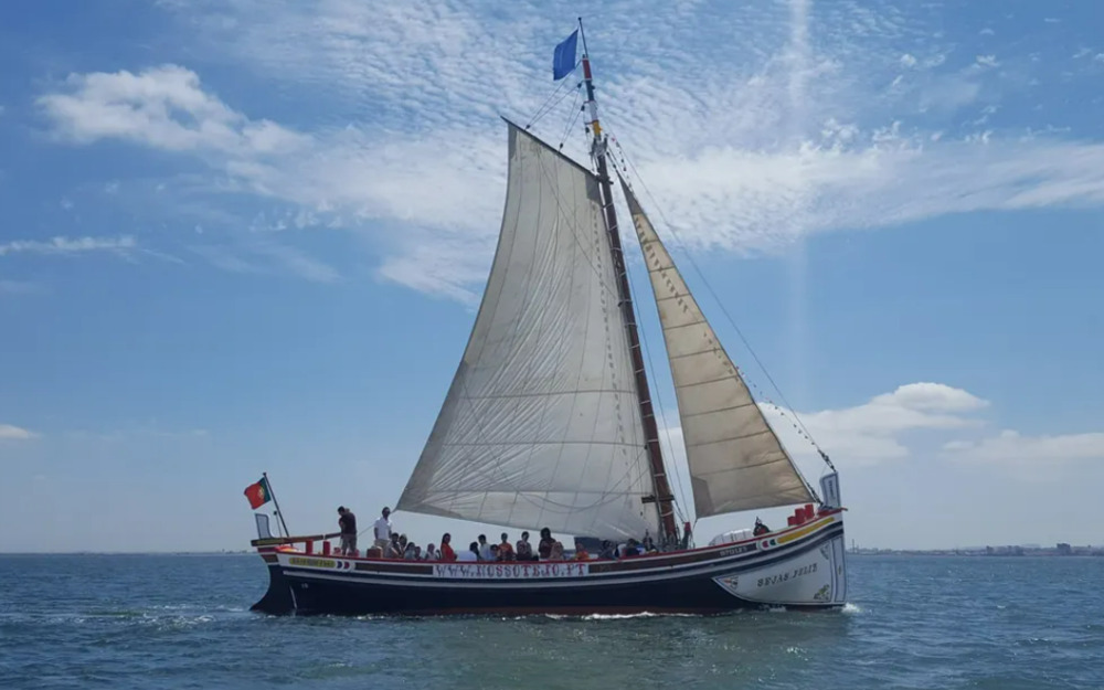 Segelboot mit Passagieren auf dem Meer bei klarem Himmel