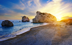 Strand mit Felsen bei Sonnenuntergang, Zypern, Aphrodite-Felsen.