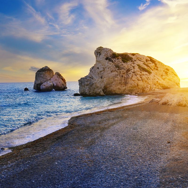 Strand mit Felsen bei Sonnenuntergang, Zypern, Aphrodite-Felsen.