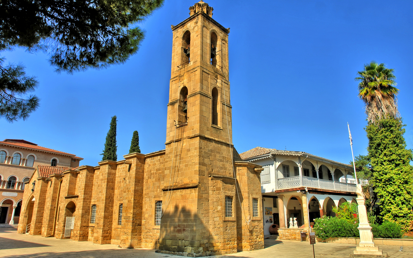 St. John's Kathedrale in Nikosia, Zypern, mit Glockenturm und klarer Himmel.