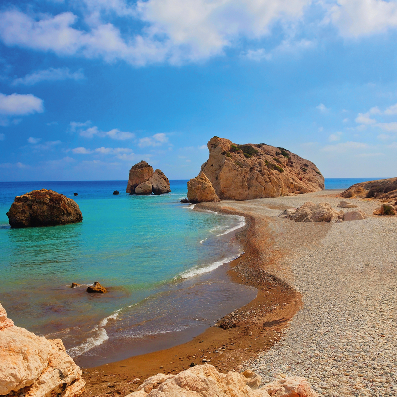 Felsen der Aphrodite bei klarem, blauem Meer und hellem Himmel auf Zypern.