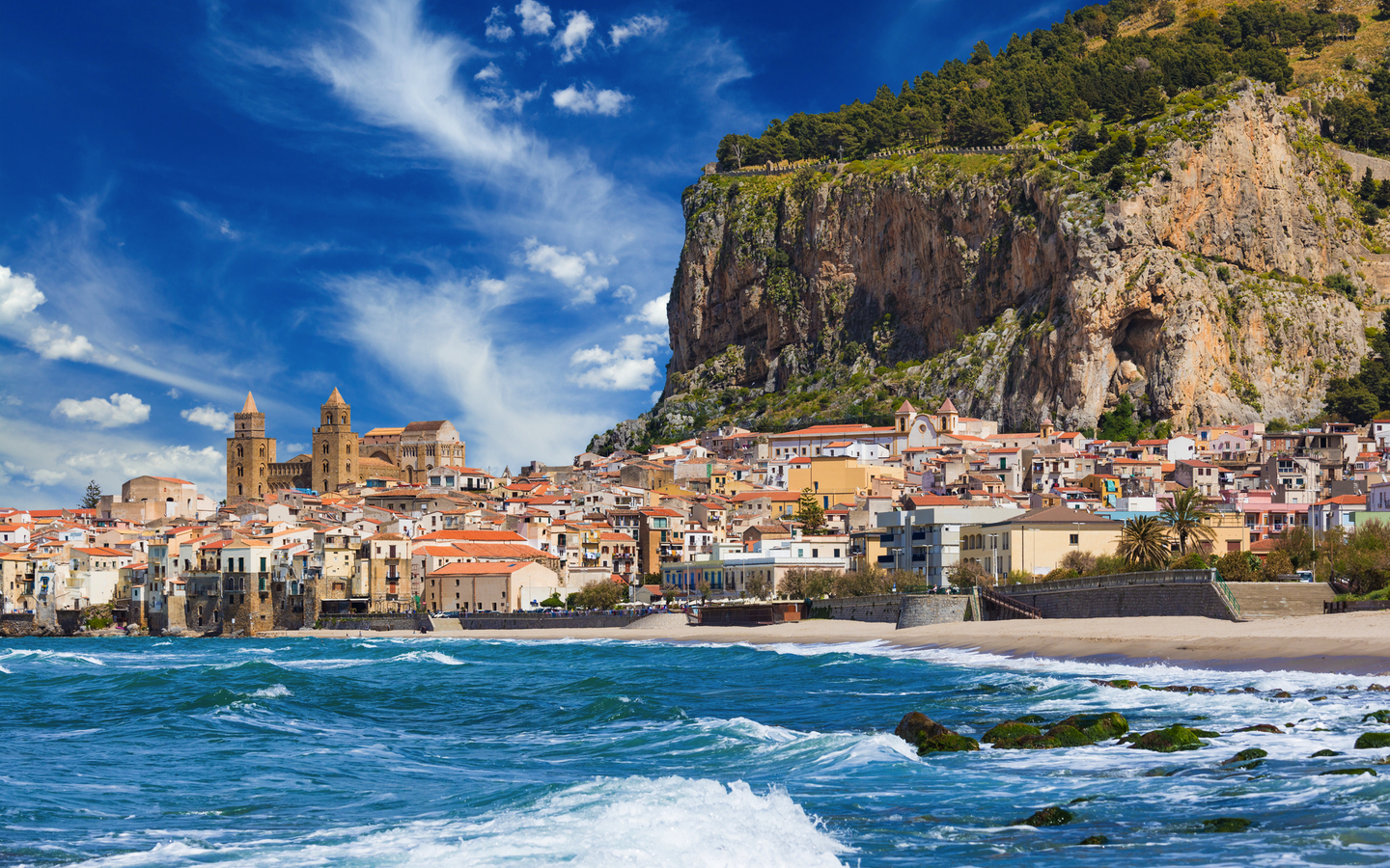 Cefalù an der Nordküste Siziliens mit Blick auf die Altstadt und das Mittelmeer.