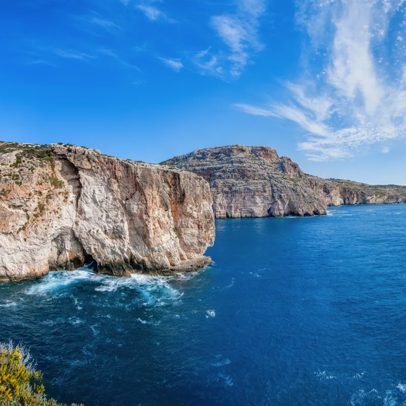 Dingli-Klippen auf Malta mit Blick auf das Mittelmeer und die umliegende Landschaft.