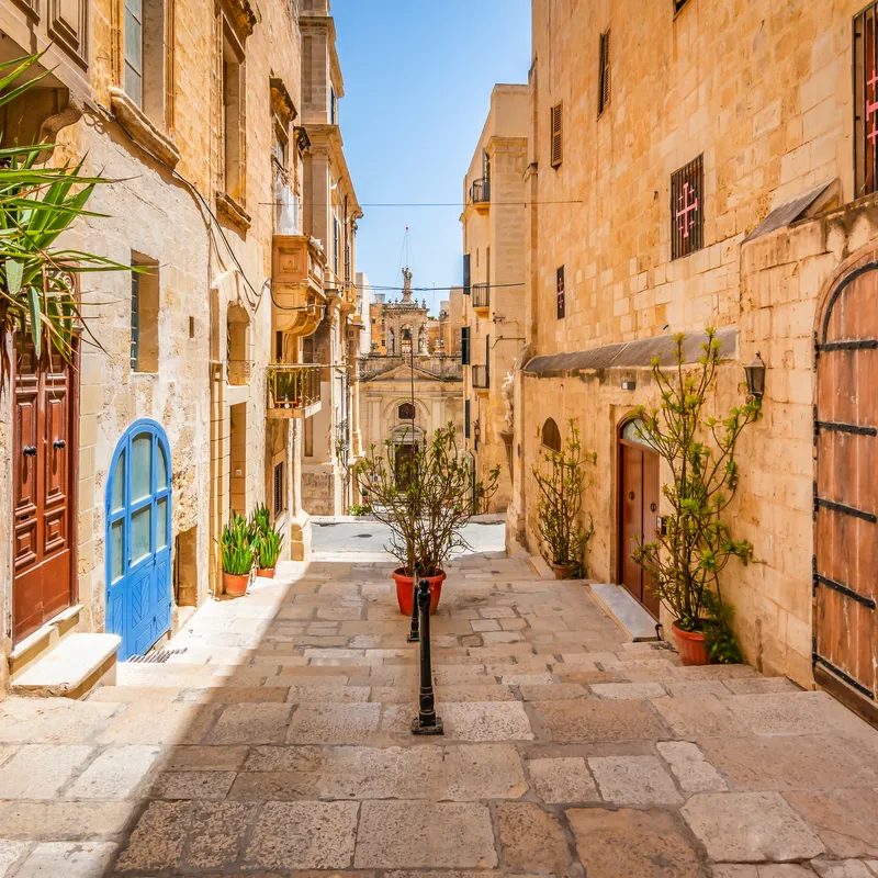 Historisches Stadtzentrum von Valletta, Malta, mit engen Gassen und traditioneller Architektur.
